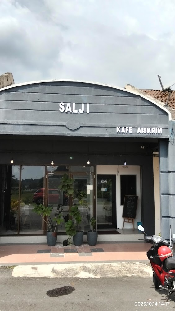 Salji Creampuff & Coffee Tambun